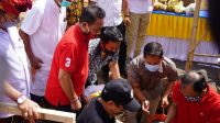 Foto: BATU PERTAMA GUBERNUR Koster melakukan peletakan batu pertama pembangunan SMAN 1 Abang, Sabtu (8/8) lalu. Turut mendampingi Ketua DPRD Karangasem, I Gede Dana; Wakil Bupati Karangasem, I Wayan Artha Dipa; serta sejumlah jajaran OPD terkait. Foto: ist Foto: BATU PERTAMA GUBERNUR Koster melakukan peletakan batu pertama pembangunan SMAN 1 Abang, Sabtu (8/8) lalu. Turut mendampingi Ketua DPRD Karangasem, I Gede Dana; Wakil Bupati Karangasem, I Wayan Artha Dipa; serta sejumlah jajaran OPD terkait. Foto: ist