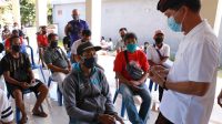 Foto : BLT KLUNGKUNG BUPATI Suwirta memantau penyerahan BLT di Desa Dawan Kaler, Desa Besan dan Desa Dawan Klod, Kecamatan Dawan, Selasa (25/8). Foto: baw Foto : BLT KLUNGKUNG BUPATI Suwirta memantau penyerahan BLT di Desa Dawan Kaler, Desa Besan dan Desa Dawan Klod, Kecamatan Dawan, Selasa (25/8). Foto: baw