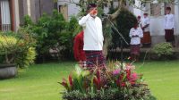 Foto: BUPATI BANGLI MADE GIANYAR BUPATI Bangli, I Made Gianyar bertindak selaku inspektur upacara peringatan HUT ke-75 RI di Kabupaten Bangli, Senin (17/8). Foto: gia Foto: BUPATI BANGLI MADE GIANYAR BUPATI Bangli, I Made Gianyar bertindak selaku inspektur upacara peringatan HUT ke-75 RI di Kabupaten Bangli, Senin (17/8). Foto: gia