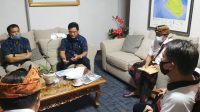 Foto: BUPATI SUWIRTA BUPATI Suwirta menerima kunjungan Kasatker Pelaksana Jalan Nasional Wilayah II Provinsi Bali, Sifa Udukha bersama Kasatker P2JN Bali, Suparyanto dan PPK 2.2 Provinsi Bali, I Made Budiana di ruang kerja Bupati Klungkung, Jumat (14/8). Foto: baw Foto: BUPATI SUWIRTA BUPATI Suwirta menerima kunjungan Kasatker Pelaksana Jalan Nasional Wilayah II Provinsi Bali, Sifa Udukha bersama Kasatker P2JN Bali, Suparyanto dan PPK 2.2 Provinsi Bali, I Made Budiana di ruang kerja Bupati Klungkung, Jumat (14/8). Foto: baw
