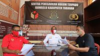 Foto: Bawaslu Tabanan BAWASLU Tabanan dalam pertemuan membahas sejumlah catatan terkait proses coklit atau pemutakhiran data pemilih Pemilihan Bupati danWakil Bupati Tabanan 2020 yang dilaksanakan KPU Tabanan. Foto: ist Foto: Bawaslu Tabanan BAWASLU Tabanan dalam pertemuan membahas sejumlah catatan terkait proses coklit atau pemutakhiran data pemilih Pemilihan Bupati danWakil Bupati Tabanan 2020 yang dilaksanakan KPU Tabanan. Foto: ist