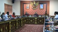 Foto: COK ACE WAGUB Cok Ace saat rapat terkait kebijakan perbankan di masa pandemi, Selasa (25/8). Foto: ist Foto: COK ACE WAGUB Cok Ace saat rapat terkait kebijakan perbankan di masa pandemi, Selasa (25/8). Foto: ist