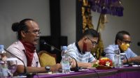FGD KPU Bali IGO Blado (kiri) saat memaparkan materi terkait langkah dan strategi sosialisasi di Pilkada 2020 yang diselenggarakan KPU Bali, Rabu (19/8/2020). Foto: Ist