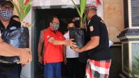 Foto: PERAJIN ARAK GUBERNUR Koster saat menyerahkan bibit kelapa kepada perajin arak di Karangasem. Foto: ist Foto: PERAJIN ARAK GUBERNUR Koster saat menyerahkan bibit kelapa kepada perajin arak di Karangasem. Foto: ist