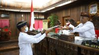 Foto : KETUA DPRD KLUNGKUNG KETUA DPRD Klungkung, Anak Agung Gde Anom, menerima pemandangan umum fraksi dalam Rapat Paripurna Ranperda tentang Perubahan APBD TA 2020, Selasa (25/8). Foto: baw Foto : KETUA DPRD KLUNGKUNG KETUA DPRD Klungkung, Anak Agung Gde Anom, menerima pemandangan umum fraksi dalam Rapat Paripurna Ranperda tentang Perubahan APBD TA 2020, Selasa (25/8). Foto: baw