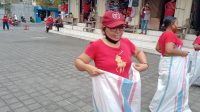 Foto: LARI KARUNG KECERIAAN pedagang Pasar Seni Sukawati mengikuti lomba lari karung memeriahkan HUT ke-75 RI, Senin (17/8). Foto: pus Foto: LARI KARUNG KECERIAAN pedagang Pasar Seni Sukawati mengikuti lomba lari karung memeriahkan HUT ke-75 RI, Senin (17/8). Foto: pus