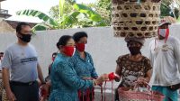 Foto: MASKER TP PKK dan IKAPTK Karangasem bagi 1.708 masker di Pasar Amlapura Timur dan Amlapura Barat, Rabu (19/8). Foto: nad Foto: MASKER TP PKK dan IKAPTK Karangasem bagi 1.708 masker di Pasar Amlapura Timur dan Amlapura Barat, Rabu (19/8). Foto: nad