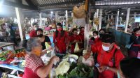 Foto : PASAR GOTONG ROYONG DPC PDIP Klungkung menggelar Pasar Gotong Royong Krama Bali di Desa Akah. Foto: baw Foto : PASAR GOTONG ROYONG DPC PDIP Klungkung menggelar Pasar Gotong Royong Krama Bali di Desa Akah. Foto: baw