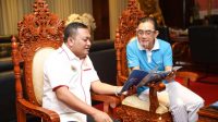 Foto: PENGHARGAAN BPS KEPALA BPS Kabupaten Gianyar, Yudi Agusta, memberikan penghargaan dari BPS Pusat kepada Bupati Gianyar, Made Mahayastra. Foto: adi Foto: PENGHARGAAN BPS KEPALA BPS Kabupaten Gianyar, Yudi Agusta, memberikan penghargaan dari BPS Pusat kepada Bupati Gianyar, Made Mahayastra. Foto: adi