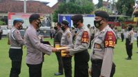 Foto: POLISI PENGHARGAAN KAPOLRES Gianyar, AKBP I Dewa Made Adnyana, memberikan penghargaan kepada empat anggota Polsek Blahbatuh. Foto: adi Foto: POLISI PENGHARGAAN KAPOLRES Gianyar, AKBP I Dewa Made Adnyana, memberikan penghargaan kepada empat anggota Polsek Blahbatuh. Foto: adi