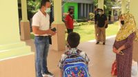 Foto: PULANG PEMULANGAN pasien positif Covid-19 yang sebelumnya sempat menjalani perawatan di RSU Negara. Foto: man Foto: PULANG PEMULANGAN pasien positif Covid-19 yang sebelumnya sempat menjalani perawatan di RSU Negara. Foto: man