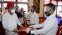 Foto: Penyerahan Remisi WABUP Sutjidra menyerahkan remisi kepada perwakilan para warga binaan di Lapas Singaraja, Senin (17/8). Foto: rik Foto: Penyerahan Remisi WABUP Sutjidra menyerahkan remisi kepada perwakilan para warga binaan di Lapas Singaraja, Senin (17/8). Foto: rik