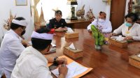 Foto: RAPAT SUWIRTA BUPATI Klungkung, I Nyoman Suwirta, memimpin Rapat Koordinasi Terbatas Tim Percepatan Penanganan Covid-19 di ruang rapat Kantor Bupati Klungkung, Senin (17/8). Foto: baw Foto: RAPAT SUWIRTA BUPATI Klungkung, I Nyoman Suwirta, memimpin Rapat Koordinasi Terbatas Tim Percepatan Penanganan Covid-19 di ruang rapat Kantor Bupati Klungkung, Senin (17/8). Foto: baw