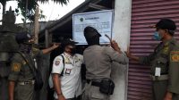 Foto: SATPOL PP SEGEL SATPOL PP Kabupaten Gianyar, bersama jajaran Satpol PP Provinsi Bali, Dinas Lingkungan Hidup Kabupaten Gianyar didampingi Bendesa Adat Bitera, Lurah Bitera, Kepala Lingkungan Sema melakukan penutupan Pabrik Tahu dengan memasang papan penyegelan. Foto: adi Foto: SATPOL PP SEGEL SATPOL PP Kabupaten Gianyar, bersama jajaran Satpol PP Provinsi Bali, Dinas Lingkungan Hidup Kabupaten Gianyar didampingi Bendesa Adat Bitera, Lurah Bitera, Kepala Lingkungan Sema melakukan penutupan Pabrik Tahu dengan memasang papan penyegelan. Foto: adi