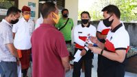 Foto: SUWIRTA TARIK JPS BUPATI Suwirta melakukan monitoring penyaluran dana bantuan JPS penanganan Covid-19 tahap I di Desa Satra, Kecamatan Klungkung, Jumat (14/8). Foto: baw