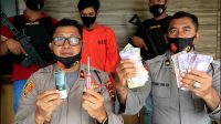 Foto: TERSANGKA POLISI menunjukkan tersangka Fatoni Puspito (29) dan barang bukti hasil kejahatannya membobol toko elektronik Delta. Foto: gia Foto: TERSANGKA POLISI menunjukkan tersangka Fatoni Puspito (29) dan barang bukti hasil kejahatannya membobol toko elektronik Delta. Foto: gia
