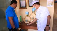 Foto : UYAH KUSUMBA BUPATI Suwirta melakukan kunjungan ke Koperasi Leep Mina Segara Dana, Jalan Pura Segara, Desa Kusamba, Kecamatan Dawan, Selasa (18/8). Foto: baw Foto : UYAH KUSUMBA BUPATI Suwirta melakukan kunjungan ke Koperasi Leep Mina Segara Dana, Jalan Pura Segara, Desa Kusamba, Kecamatan Dawan, Selasa (18/8). Foto: baw