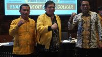 airlangga bersama diatmika-muntra Wayan Muntra (kiri) dan IGN Agung Diatmika (kanan) foto bersama Airlangga Hartarto saat perkenalan para paslon yang diusung Golkar, Kamis (20/8/2020). Foto: Ist