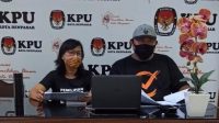 daring KPU denpasar KOMISIONER KPU Denpasar mengikuti rapat daring bersama KPU RI terkait sosialisasi pendidikan pemilih untuk meningkatkan partisipasi masyarakat, Jumat (14/8/2020). Foto: Ist