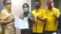 demer dan giri prasta DEMER (kiri) bersama Giri Prasta dan pengurus Partai Golkar saat penyerahan rekomendasi untuk Pilkada Badung di Jakarta, Minggu (30/8/2020). Foto: Ist
