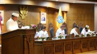 PEMBACAAN PU Fraksi Golkar I Gede Suardika. foto: 020