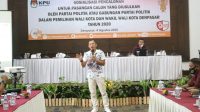 john darmawan sosialisasi KPU denpasar JOHN Darmawan memaparkan materi dalam sosialisasi yang diadakan KPU Denpasar terkait pencalonan untuk paslon yang diusulkan parpol dalam Pilkada Denpasar 2020, Selasa (4/8/2020). Foto: Ist