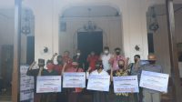 rai wirajaya bagi sembako Anggota Fraksi PDIP DPR RI Dapil Bali, I Gusti Agung Rai Wirajaya, membagikan paket sembako di Puri Gerenceng Pemecutan. Foto: Ist