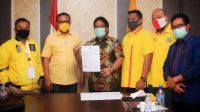 rekomendasi giriasa GIRI Prasta bersama Demer dan pengurus Golkar di DPP Partai Golkar di Jakarta saat menerima rekomendasi untuk Pilkada Badung, Minggu (30/8/2020). Dengan rekomendasi Golkar itu, petahana resmi melawan kotak kosong. Foto: Ist