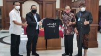 Foto: 02377 Badung Bali Bangkit AAGN Ari Dwipayana bersama Gubernur Wayan Koster dan Wagub Cok Ace. Foto: ist Foto: 02377 Badung Bali Bangkit AAGN Ari Dwipayana bersama Gubernur Wayan Koster dan Wagub Cok Ace. Foto: ist