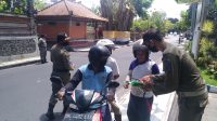 PETUGAS Satpol PP BKO Kuta saat menegur dan mengedukasi pengendara yang tidak menggunakan masker. Foto: gay PETUGAS Satpol PP BKO Kuta saat menegur dan mengedukasi pengendara yang tidak menggunakan masker. Foto: gay