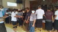 PENYERAHAN bantuan tunai kepada krama Banjar Legian Kaja jelang perayaan Galungan. Foto: ist PENYERAHAN bantuan tunai kepada krama Banjar Legian Kaja jelang perayaan Galungan. Foto: ist