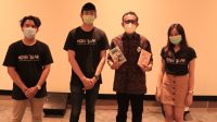 PARA sineas muda yang tergabung dalam Aktivitas Kreatif Seniman Indonesia (AKSI) bersama Wali Wali Kota Jaya Negara, usai pemutaran film “Wong Tilar” di DNA Denpasar, Jumat (18/9). Foto: ist PARA sineas muda yang tergabung dalam Aktivitas Kreatif Seniman Indonesia (AKSI) bersama Wali Wali Kota Jaya Negara, usai pemutaran film “Wong Tilar” di DNA Denpasar, Jumat (18/9). Foto: ist