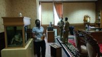 TENAGA kebersihan tengah membersihkan ruang Asisten II Bidang Perekonomian dan Pembangunan Setda Badung. Foto: nas TENAGA kebersihan tengah membersihkan ruang Asisten II Bidang Perekonomian dan Pembangunan Setda Badung. Foto: nas