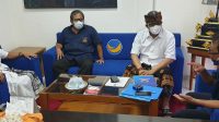 20200904_185825 AA Bagus Wiranata (kanan) saat ngobrol dengan paslon Ngurah Ambara (dua kanan) dan Bagus Kertanegara (kiri) ditemani anggota DPRD Denpasar, AA Ngurah Widiada, di DPD Partai Nasdem Denpasar, Jumat (4/9/2020). Foto: gus hendra