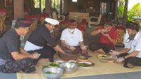 20200917_203957 KADEK Agus Arya Wibawa (dua kanan) mencicipi lawar hasil kolaborasi Ngurah Ambara (dua kiri) dan IGN Jaya Negara (tengah) saat ngelawar bareng Jaya-Wibawa dan Amerta saat Penampahan Galungan, Selasa (15/9/2020). Sementara Bagus Kertanegara (kanan) menyelesaikan membuat sate lilit. Foto: gus hendra
