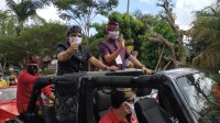 PASANGAN calon Bupati dan Wakil Bupati Badung, Nyoman Giri Prasta dan I Ketut Suiasa menuju ke KPU untuk melakukan pendaftaran calon. Calon diantara oleh partai pengusung dan pendukung dengan menggunakan iring-iringan mobil VW. Foto: 020 PASANGAN calon Bupati dan Wakil Bupati Badung, Nyoman Giri Prasta dan I Ketut Suiasa menuju ke KPU untuk melakukan pendaftaran calon. Calon diantara oleh partai pengusung dan pendukung dengan menggunakan iring-iringan mobil VW. Foto: 020