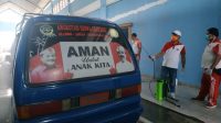 ANGKUTAN siswa disemprot disinfektan. Foto: adi ANGKUTAN siswa disemprot disinfektan. Foto: adi
