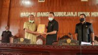 BUPATI Made Gianyar menyerahkan RAPBD Perubahan yang diterima Wakil Ketua DPRD Bangli, I Nyoman Budiada. BUPATI Made Gianyar menyerahkan RAPBD Perubahan yang diterima Wakil Ketua DPRD Bangli, I Nyoman Budiada.