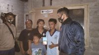 Foto: Anggota polres buleleng ANGGOTA Polres Buleleng menyambangi kediaman keluarga kurang mampu di Desa Sepang, untuk memberikan HP kepada anak guna keperluan belajar daring. Foto: ist Foto: Anggota polres buleleng ANGGOTA Polres Buleleng menyambangi kediaman keluarga kurang mampu di Desa Sepang, untuk memberikan HP kepada anak guna keperluan belajar daring. Foto: ist