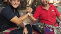 BAGUS Kertanegara (kiri) bersalaman dengan Cokorda Pemecutan. Foto: ist BAGUS Kertanegara (kiri) bersalaman dengan Cokorda Pemecutan. Foto: ist