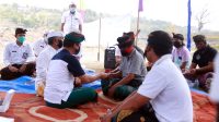 Foto: BLT LEMBONGAN BUPATI Suwirta menyerahkan BLT jarring pengaman sosial kepada perwakilan masyarakat Nusa Lembongan, Kecamatan Nusa Penida, Rabu (2/9). Foto: baw Foto: BLT LEMBONGAN BUPATI Suwirta menyerahkan BLT jarring pengaman sosial kepada perwakilan masyarakat Nusa Lembongan, Kecamatan Nusa Penida, Rabu (2/9). Foto: baw