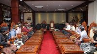 Foto: BUPATI GIANYAR BUPATI Made Mahayastra menerima perwakilan warga Pakudui Kawan. Foto: ist Foto: BUPATI GIANYAR BUPATI Made Mahayastra menerima perwakilan warga Pakudui Kawan. Foto: ist