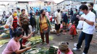 BUPATI Suwirta memantau aktivitas masyarakat dalam menaati pemakaian masker di Pasar Galiran, Minggu (13/9). Foto: ist BUPATI Suwirta memantau aktivitas masyarakat dalam menaati pemakaian masker di Pasar Galiran, Minggu (13/9). Foto: ist