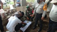 PETUGAS mengecek benda purbakala yang ditemukan pekerja proyek di Banjar Dauh Uma, Kelurahan Bitera, Gianyar. Foto: ist PETUGAS mengecek benda purbakala yang ditemukan pekerja proyek di Banjar Dauh Uma, Kelurahan Bitera, Gianyar. Foto: ist