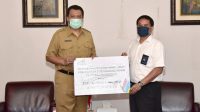 FOTO: CENDERAMATA GENERAL Manager PT PLN Wilayah NTB (kanan) saat menyerahkan cenderamata kepada Gubernur Zulkieflimansyah. Foto: ist FOTO: CENDERAMATA GENERAL Manager PT PLN Wilayah NTB (kanan) saat menyerahkan cenderamata kepada Gubernur Zulkieflimansyah. Foto: ist
