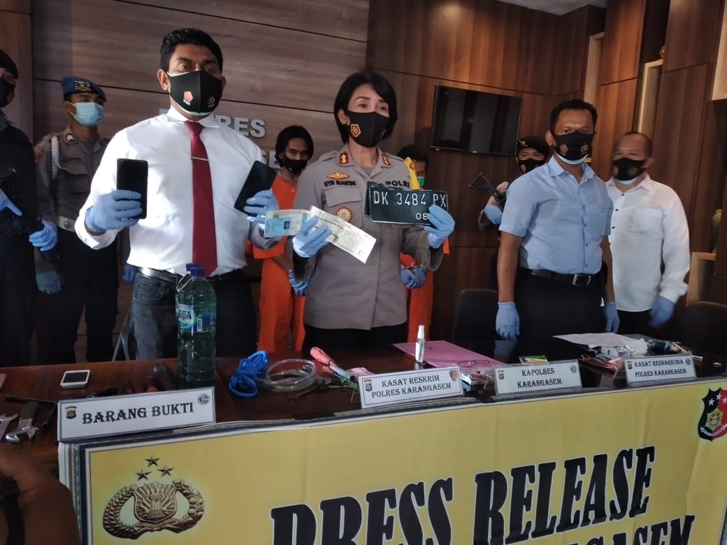 KAPOLRES Karangasem, AKBP Ni Nyoman Suartini, merilis kasus narkoba dan pencurian motor, Rabu (30/9/2020). Foto: nad