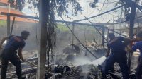 PETUGAS damkar membersihkan warung yang terbakar. Foto: adi PETUGAS damkar membersihkan warung yang terbakar. Foto: adi
