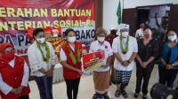 Foto: DWP Kemensos di Tabanan- ist PENASIHAT DWP Kemensos, Grace Batubara, beserta rombongan, saat berkunjung dan menyerahkan batuan sembako kepada beberapa warga di Desa Dauh Peken, Tabanan, Senin (7/9). Foto: ist Foto: DWP Kemensos di Tabanan- ist PENASIHAT DWP Kemensos, Grace Batubara, beserta rombongan, saat berkunjung dan menyerahkan batuan sembako kepada beberapa warga di Desa Dauh Peken, Tabanan, Senin (7/9). Foto: ist