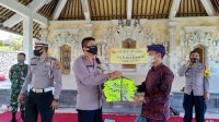 KAPOLRES Bangli menyerahkan sarana kontak berupa sembako, rompi, serta alat olahraga bagi masyarakat, saat safari kamtibmas ke delapan desa di wilayah Kecamatan Kintamani, Sabtu (19/9). Foto: ist KAPOLRES Bangli menyerahkan sarana kontak berupa sembako, rompi, serta alat olahraga bagi masyarakat, saat safari kamtibmas ke delapan desa di wilayah Kecamatan Kintamani, Sabtu (19/9). Foto: ist