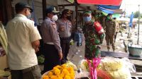 Pos bali/ist Dandim 1619/Tabanan Letkol Inf. Toni Sri Hartanto saat turun langsung memantau pelaksanaan operasi yustisi penerapan disiplin penegakan hukum protokol kesehatan, di Pasar Kerambitan, Senin (21/9). Pos bali/ist Dandim 1619/Tabanan Letkol Inf. Toni Sri Hartanto saat turun langsung memantau pelaksanaan operasi yustisi penerapan disiplin penegakan hukum protokol kesehatan, di Pasar Kerambitan, Senin (21/9).